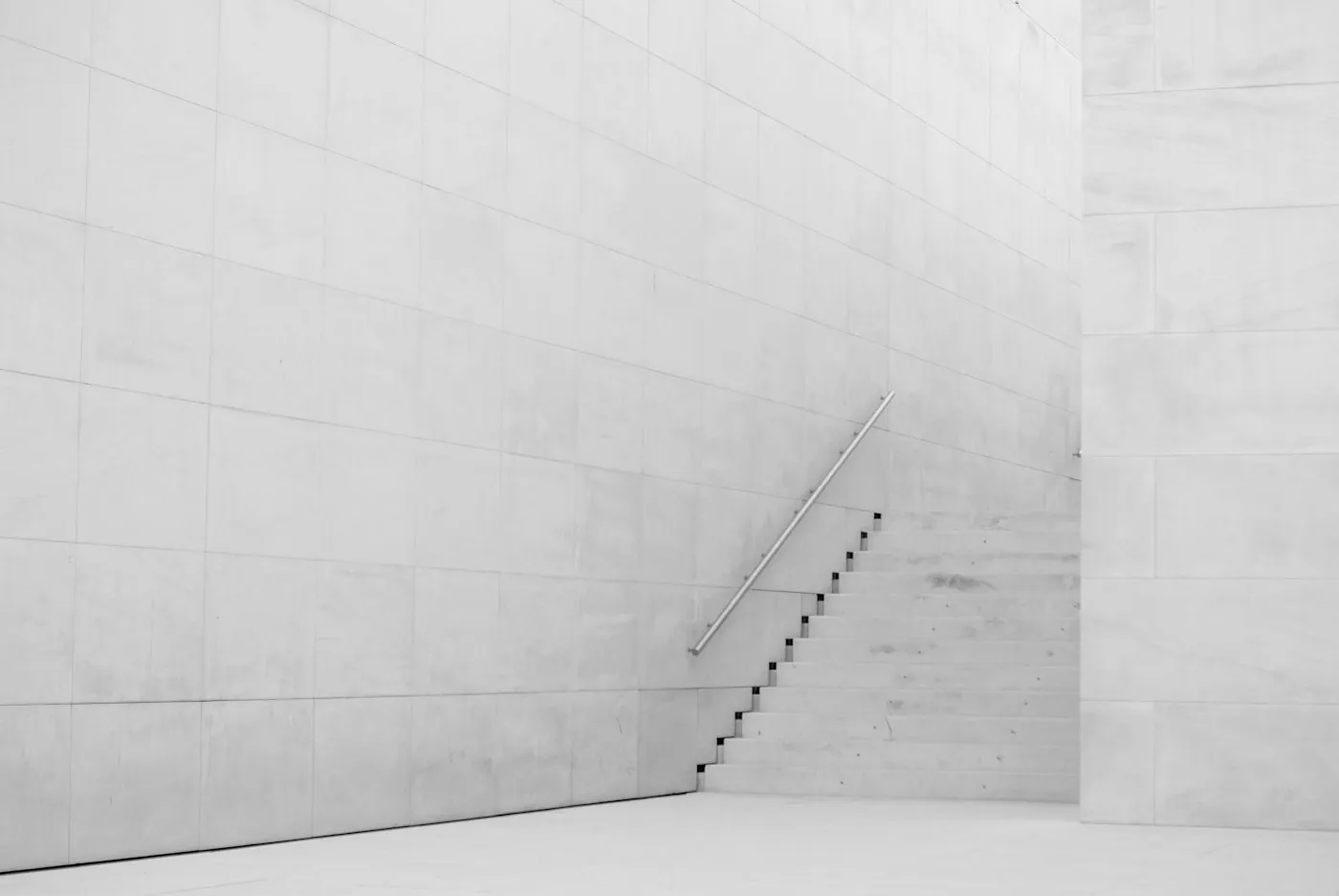 Escalera de concreto blanco con luz natural