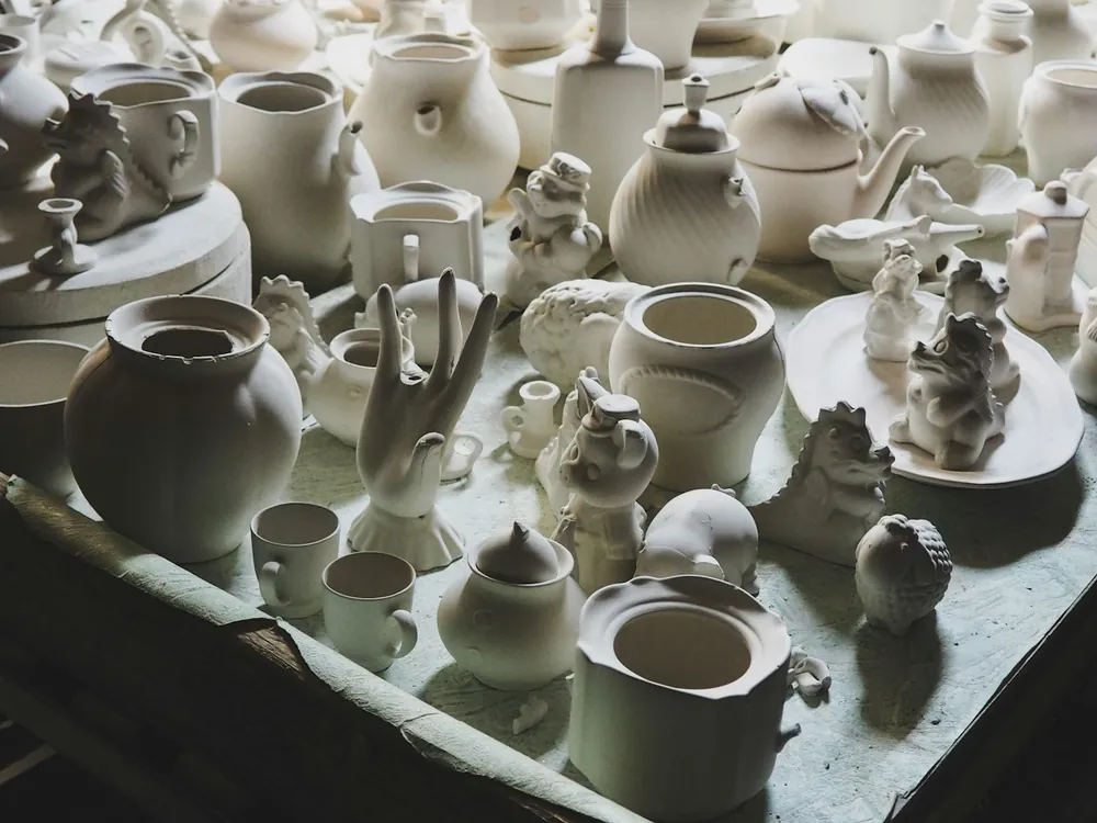 Tazas de cerámica blanca en un estante